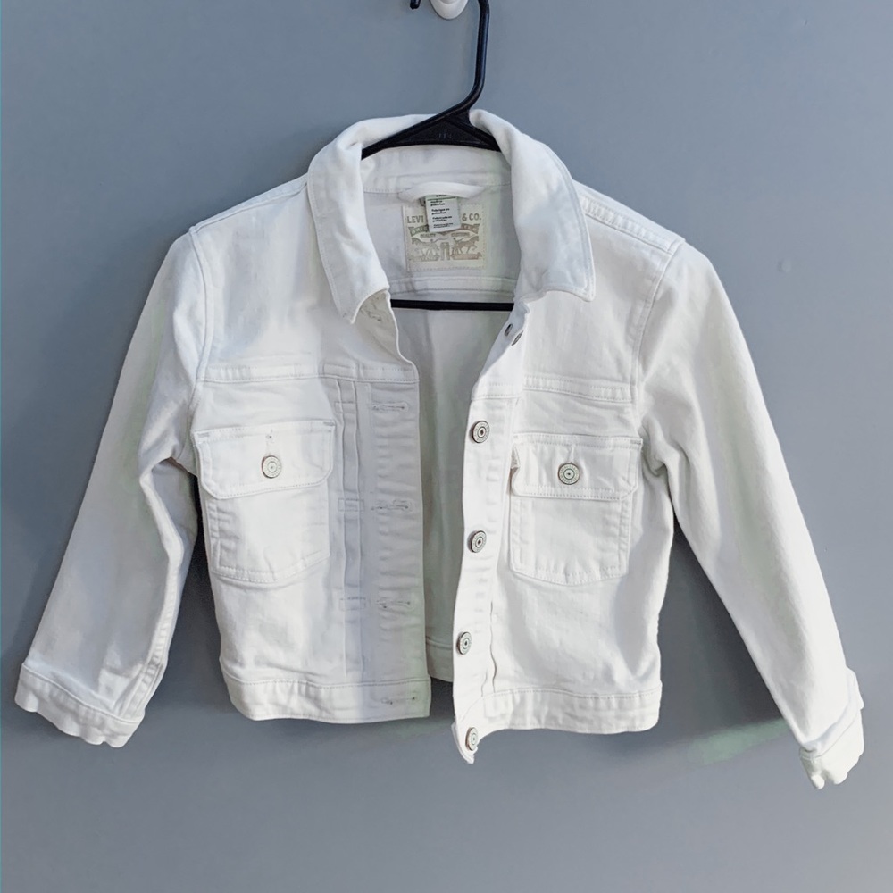 White Cropped Levi’s Jean Jacket